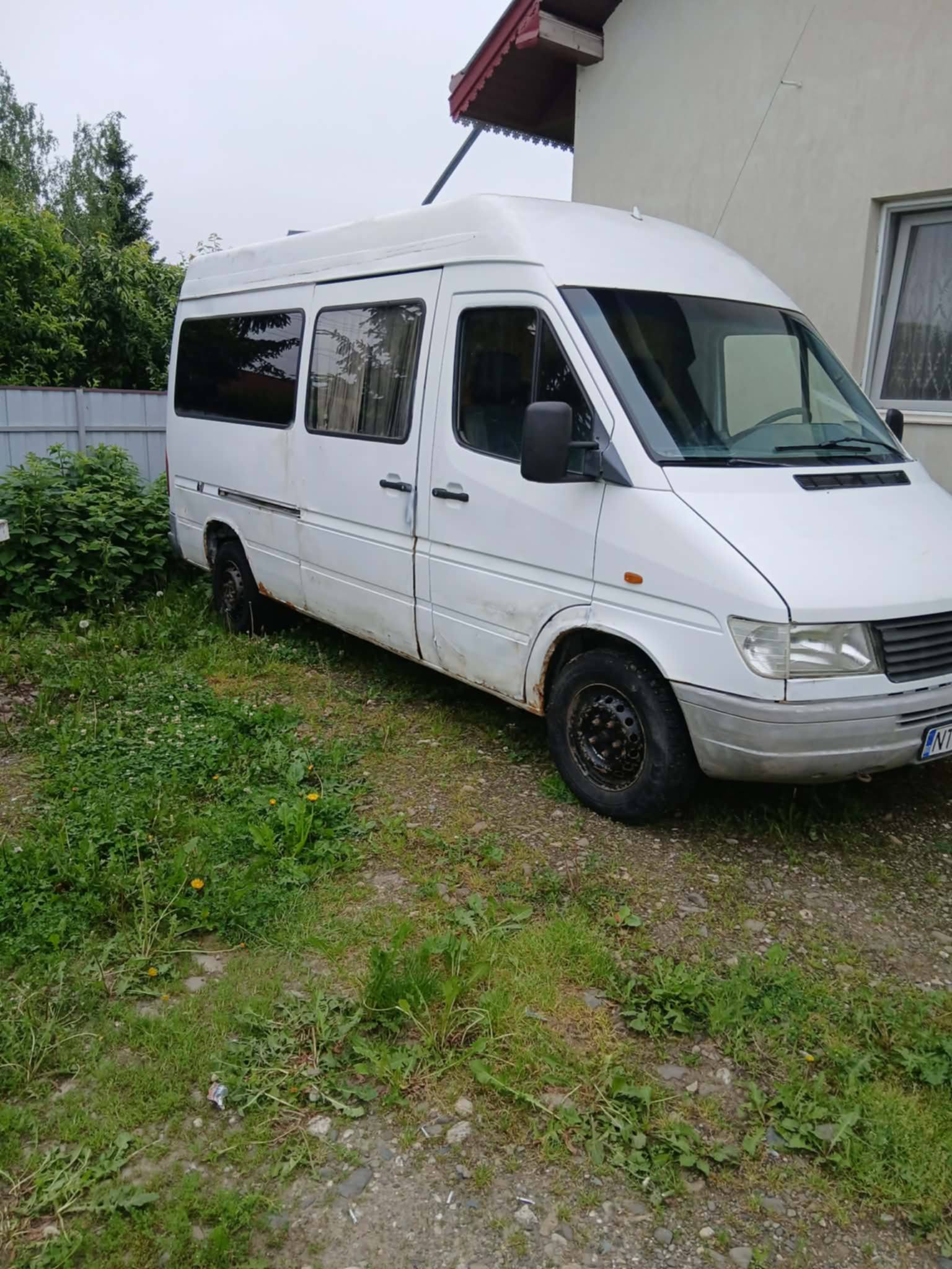 Mercedes Sprinter model mediu 5.5 metri lungime totală 2000kg
